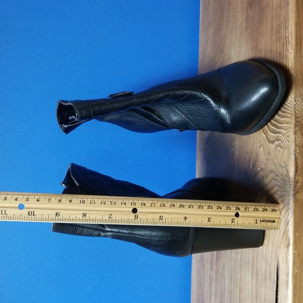 Me Too Black Leather Boots size 10 - Picture 5 of 9